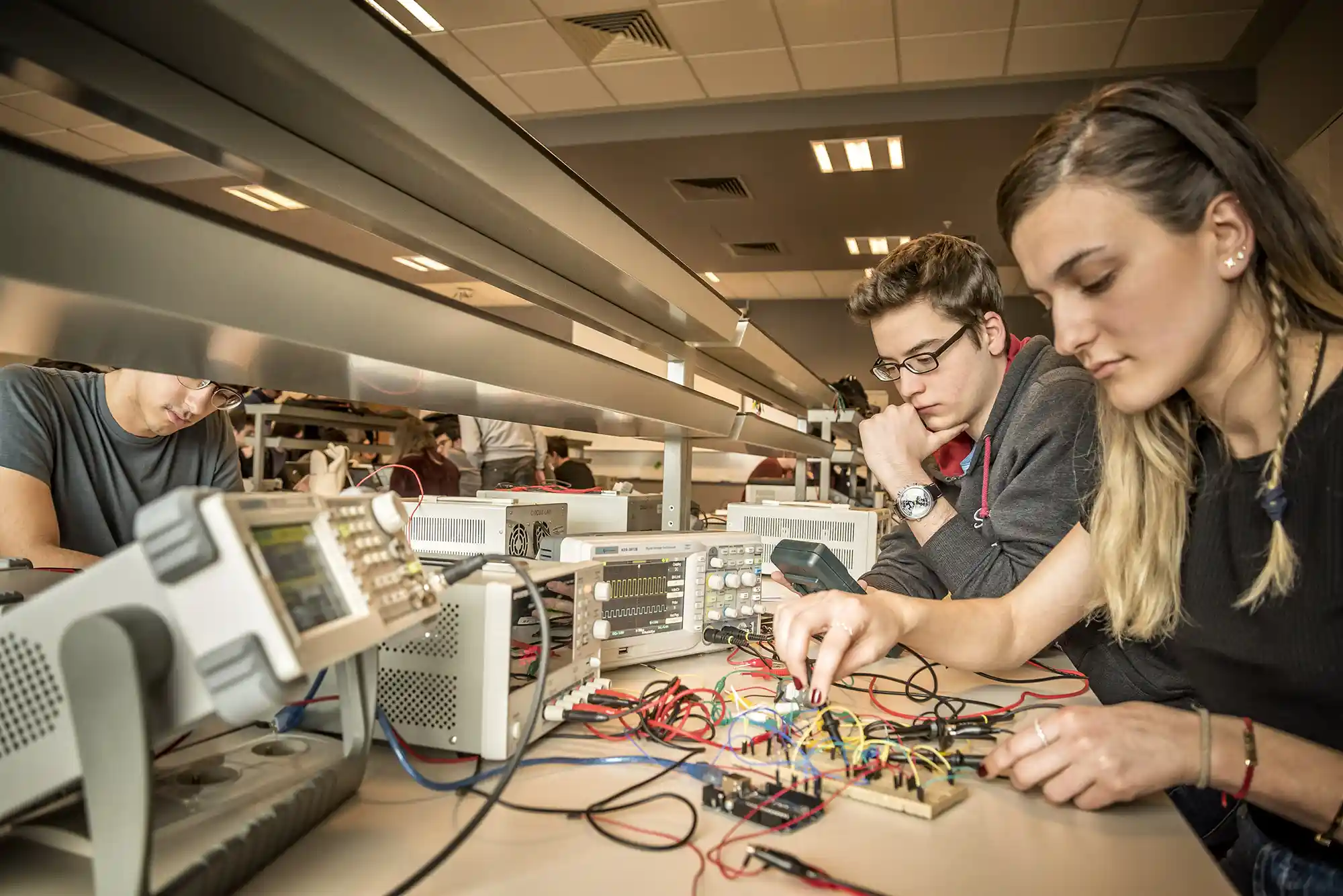Özyeğin Üniversitesi elektrik-elektronik bölümünden laboratuvar görüntüsü