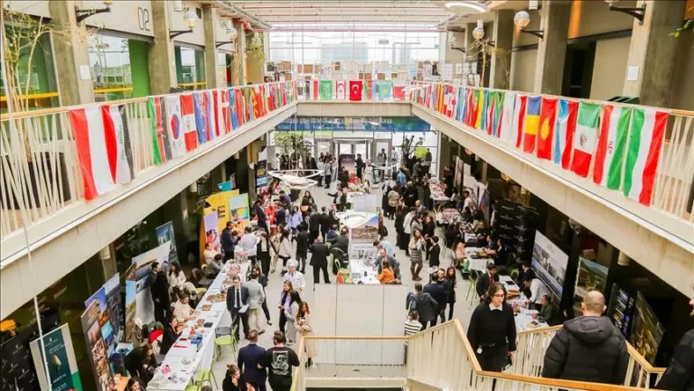 Özyeğin Üniversitesi Uygulamalı Bilimler Fakültesi kampüs binası; otel yöneticiliği