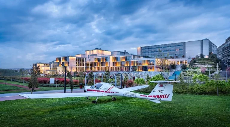 Havacılık öğrencileri Özyeğin Üniversitesi simülatör eğitiminde