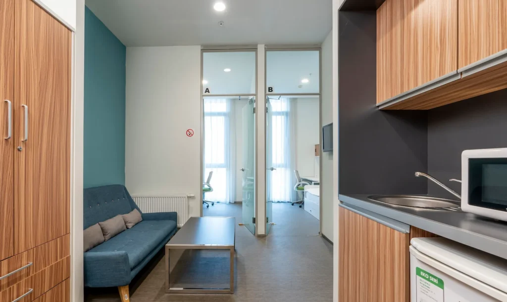 Özyeğin Üniversitesi yurt odası – modern mobilyalı oda görünümü